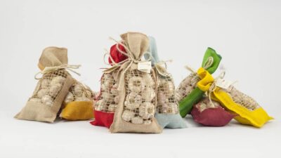 Sacchetto in juta contenente aglio rosso di Sulmona sfuso