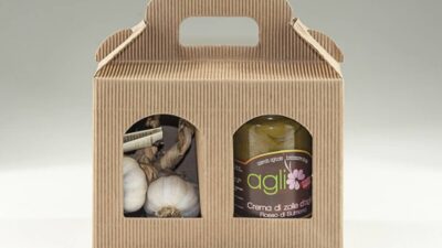 confezione contenente un barattolo di crema di germogli d'aglio rosso di Sulmona e 3 teste